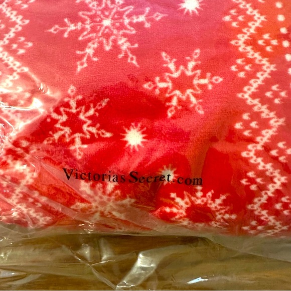 Victoria’s Secret plush fleece blanket Christmas holiday red white snowflake ‘22 - Picture 6 of 6